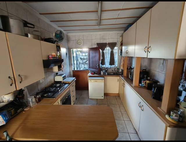 4 BEDROOM HOUSE FOR SALE IN OOS EINDE